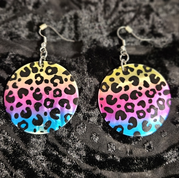 Shell Earrings Painted with Rainbow Leppard Spots - Picture 3 of 4